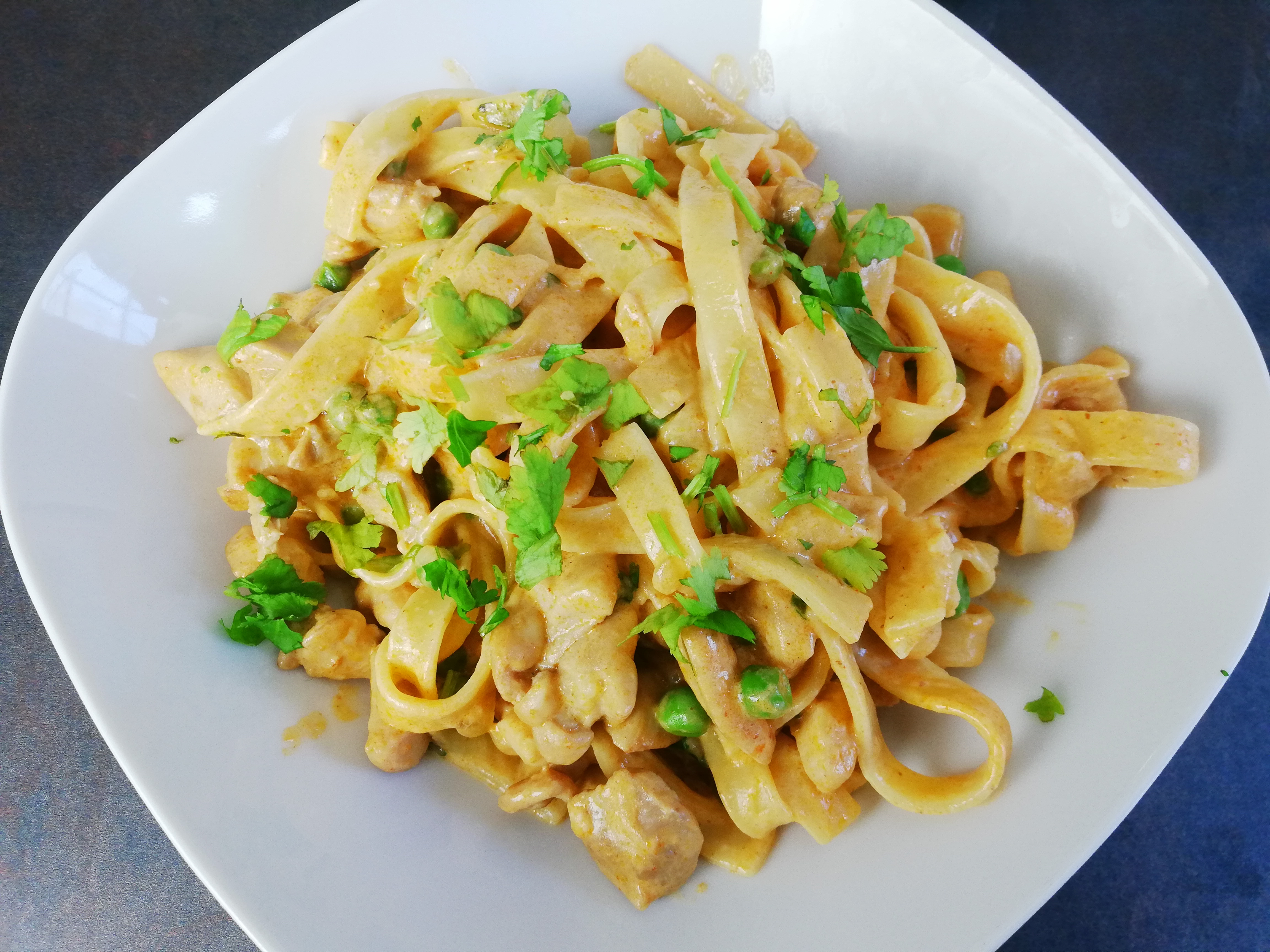 SIMPLE CREAMY CHICKEN AND PEAS TAGLIATELLE