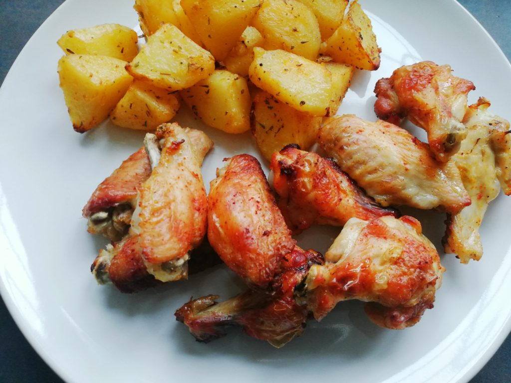 CRISPY OVEN-BAKED CHICKEN WINGS