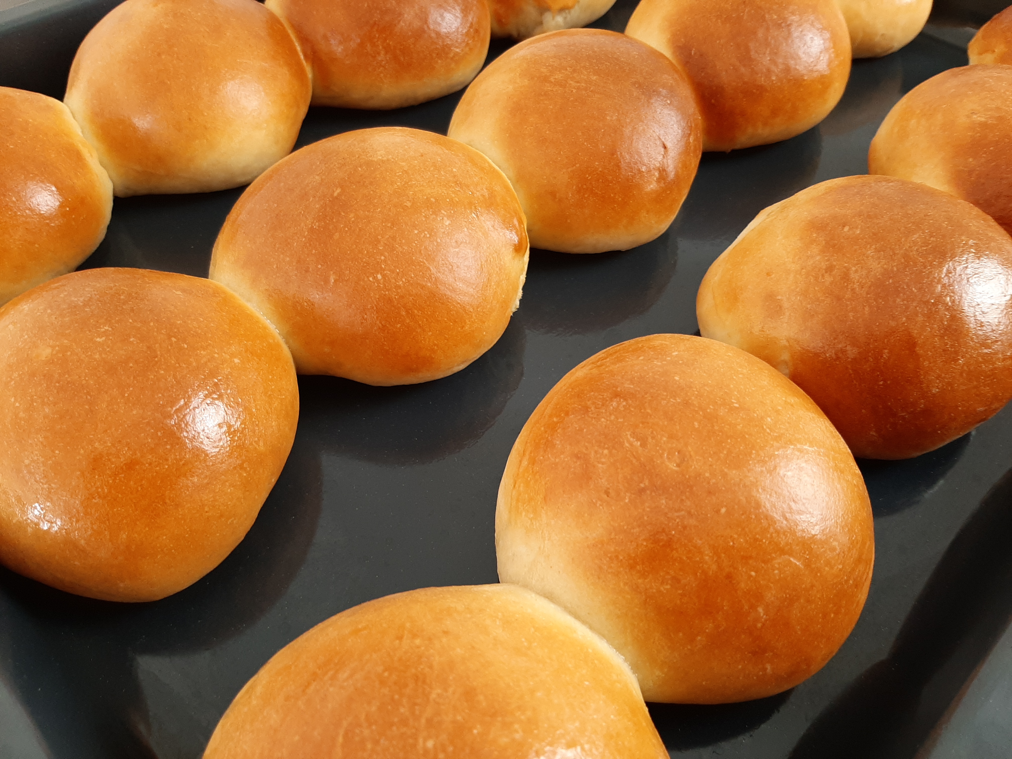 SWEET FLUFFY HOMEMADE DINNER ROLLS